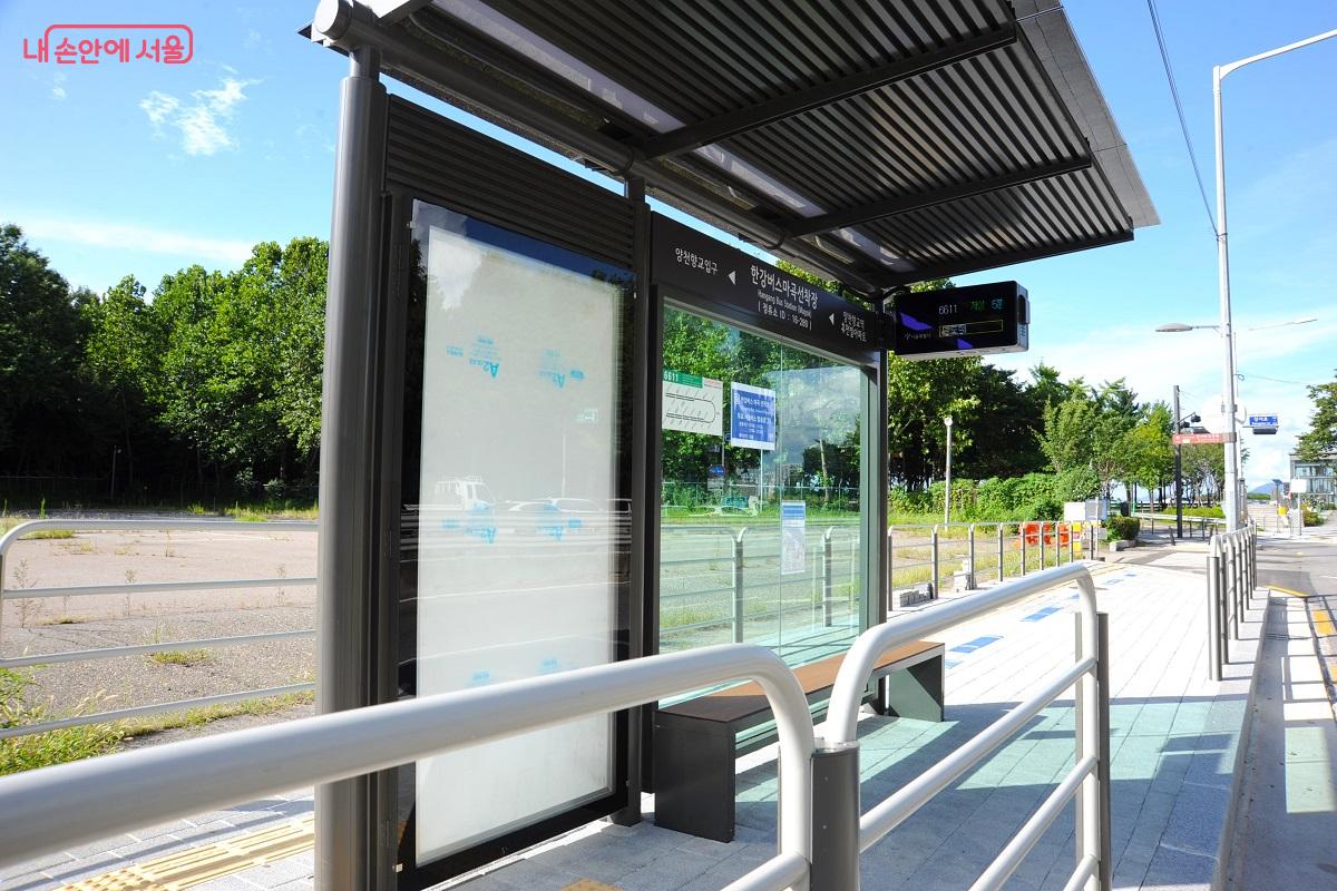 가양나들목 인근에 신설된 ‘한강버스 마곡선착장’ 버스 정류장. 지선버스 6611번과 무료 셔틀버스가 정차한다. ©조수봉
