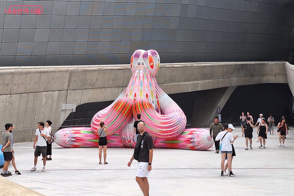 '2025 DDP 디자인&아트'가 8월 28일부터 9월 14일까지 동대문디자인프라자(DDP) 팔거리 및 야외공간에서 개최된다. ©정향선