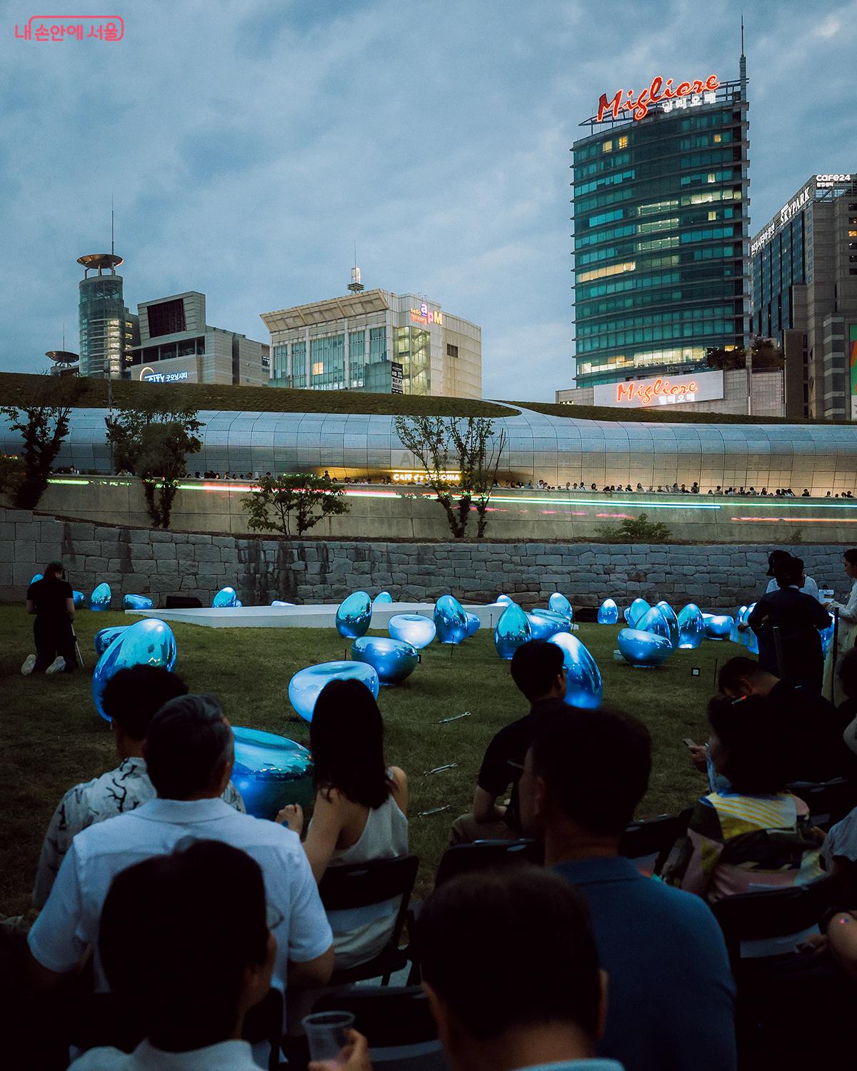 <서울라이트 DDP 2025 여름> 오프닝 행사가 열린 한양도성 성곽(치성~이간수문) 일원 ⓒ김아름