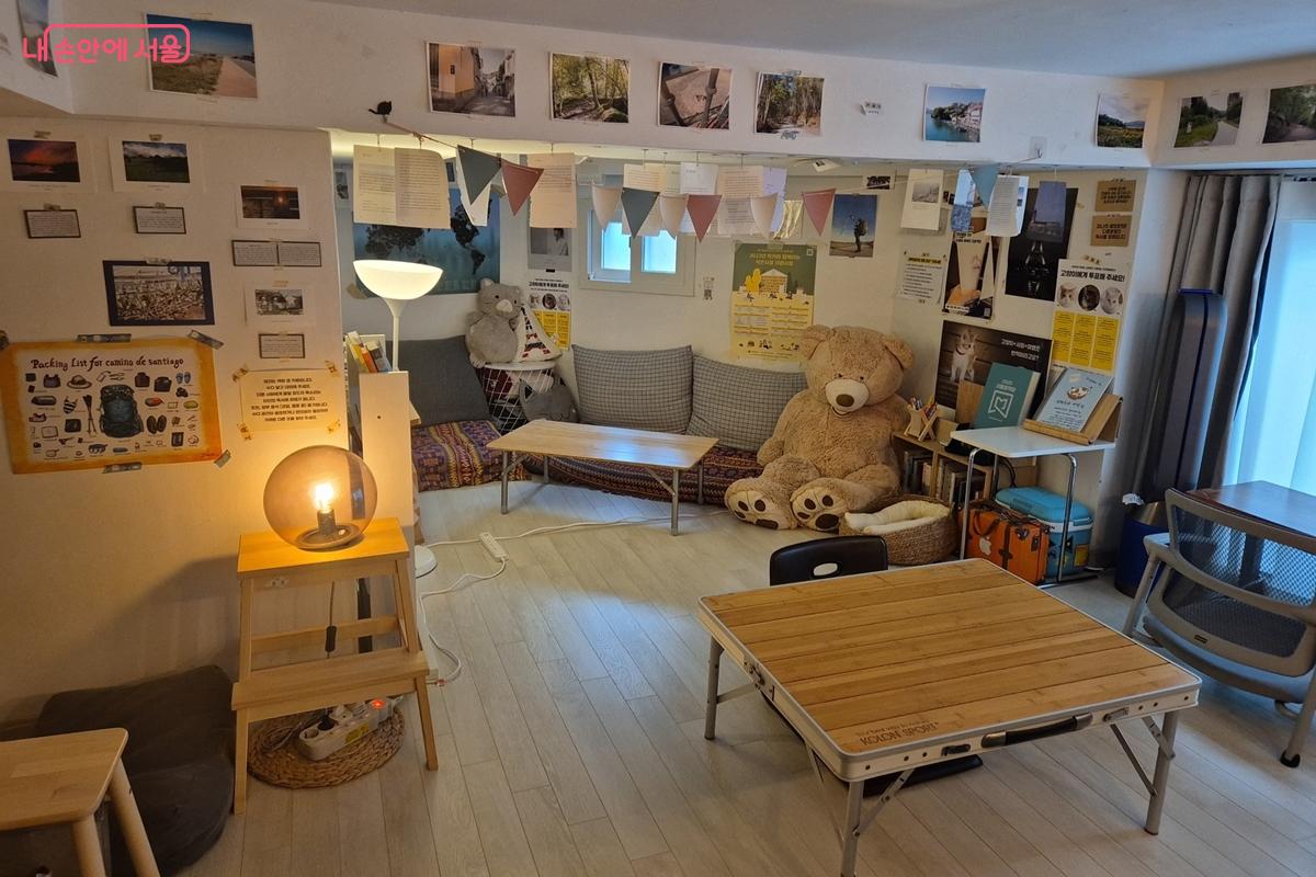 벽면은 여행 엽서로 꾸며져 있다. ©송수연