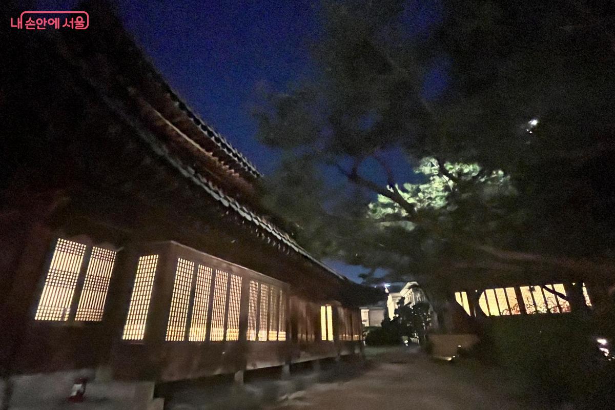 2층 목조건물로 격자무늬 창살이 인상적인 석어당 ©김연희