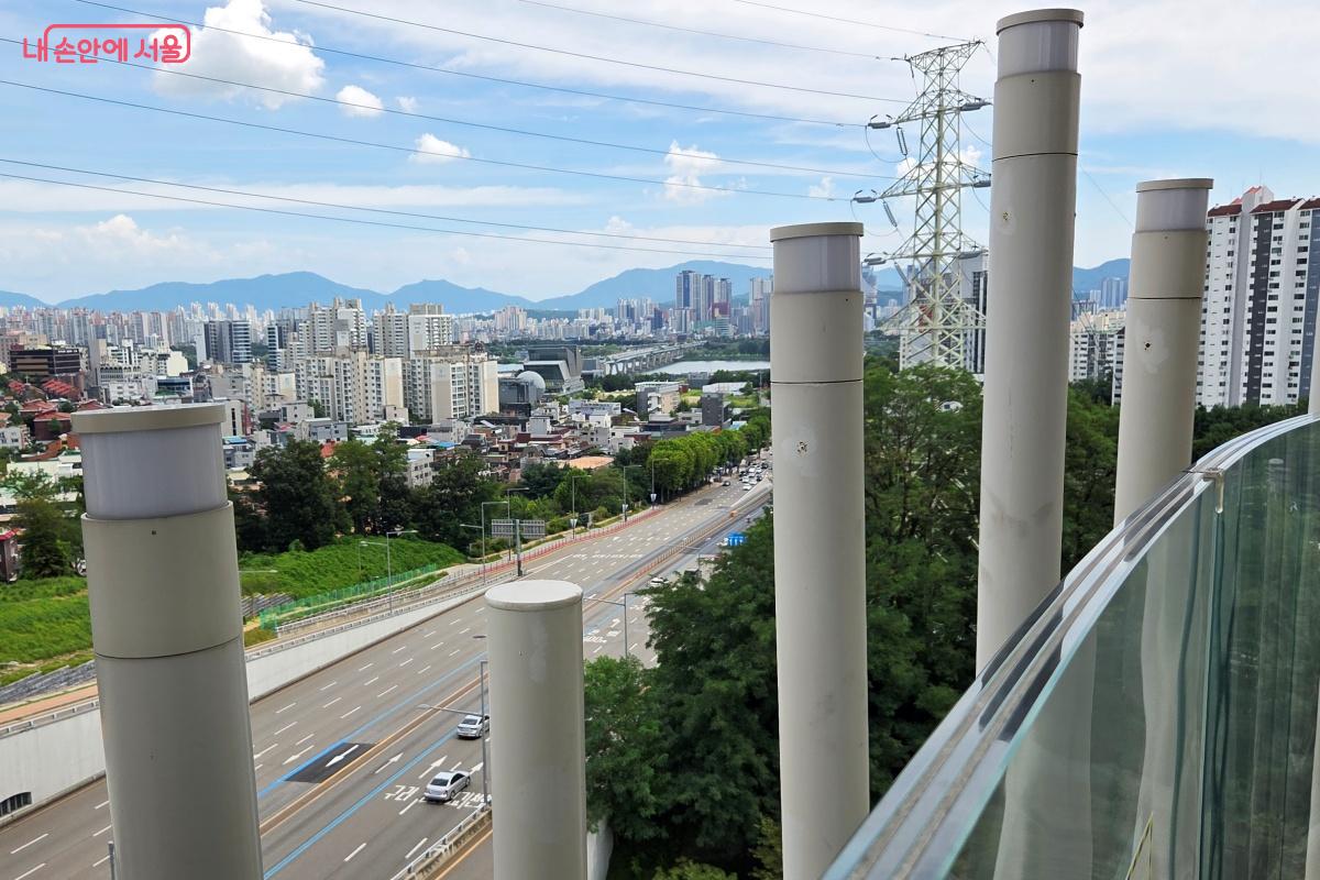 전망 공간에서는 남산타워도 보이고, 한강이 보인다. ©김미선