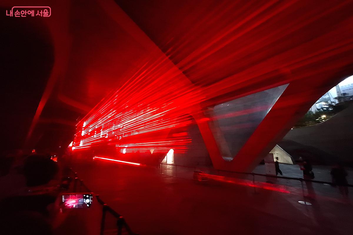 대만 미디어 아티스트 ‘아카 창(Aka Chang)’은 DDP '미래로 다리' 하부에서 레이저를 이용한 설치 미술을 선보였다. ©정향선