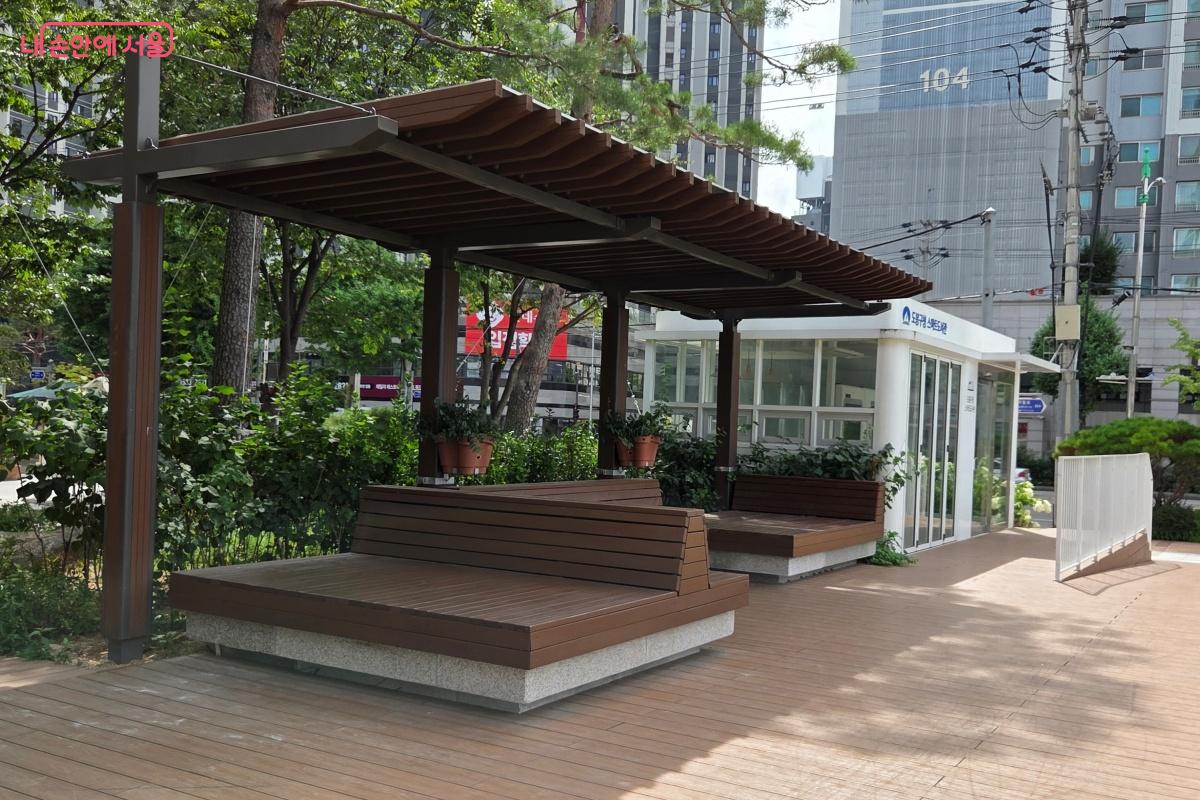 앉아 쉴 수 있는 공간도 마련되었고, 스마트도서관도 있다. &copy;김미선