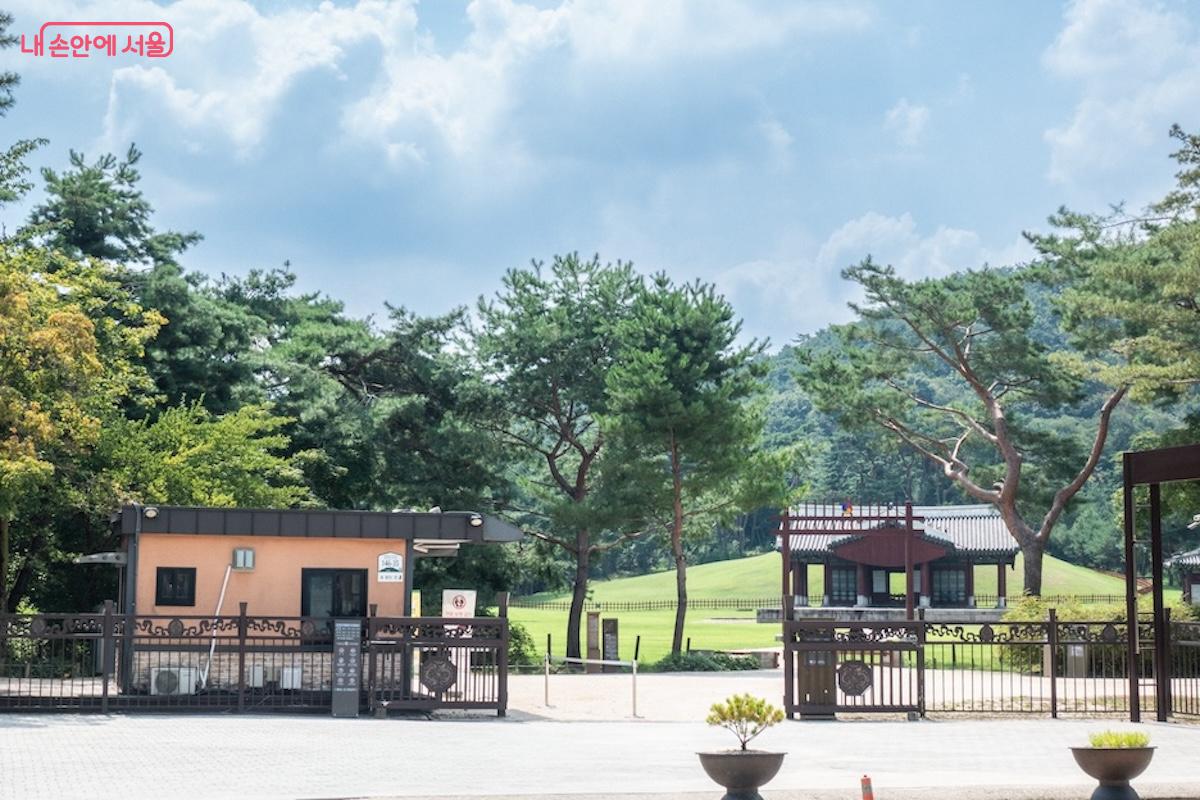 서울 성북구 석관동에 위치한 의릉 입구 &copy;이진형