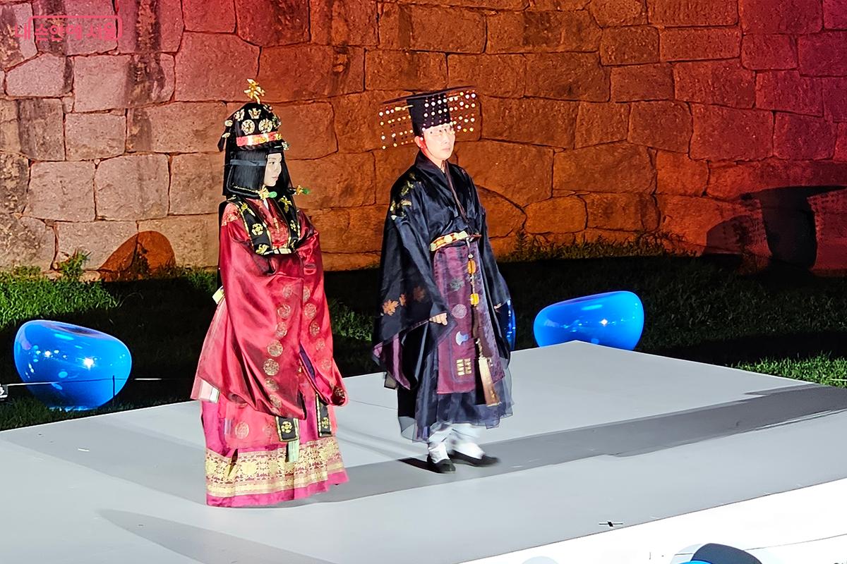 조선시대의 고풍스러운 궁중 복식이 현대적 감각의 무대 위에서 재탄생하는 모습이 신선하다. ©이혜숙