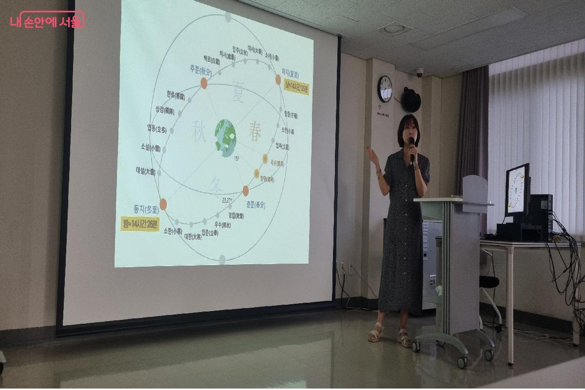김신지 작가가 열정적으로 강의하고 있다. ©최문섭