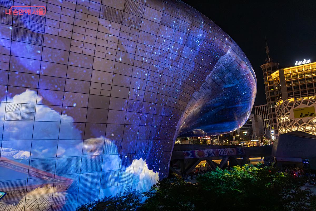 수많은 별과 구름이 벽면을 감싼 최세훈의 ‘The Valley and the Light’ ©문청야