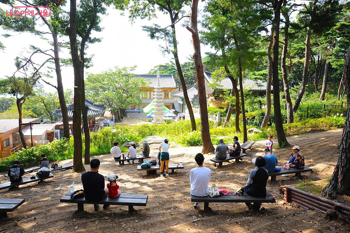 호압사 산림여가공간 중 &lsquo;조망 쉼터&rsquo;에서 휴식 중인 시민들 &copy;조수봉