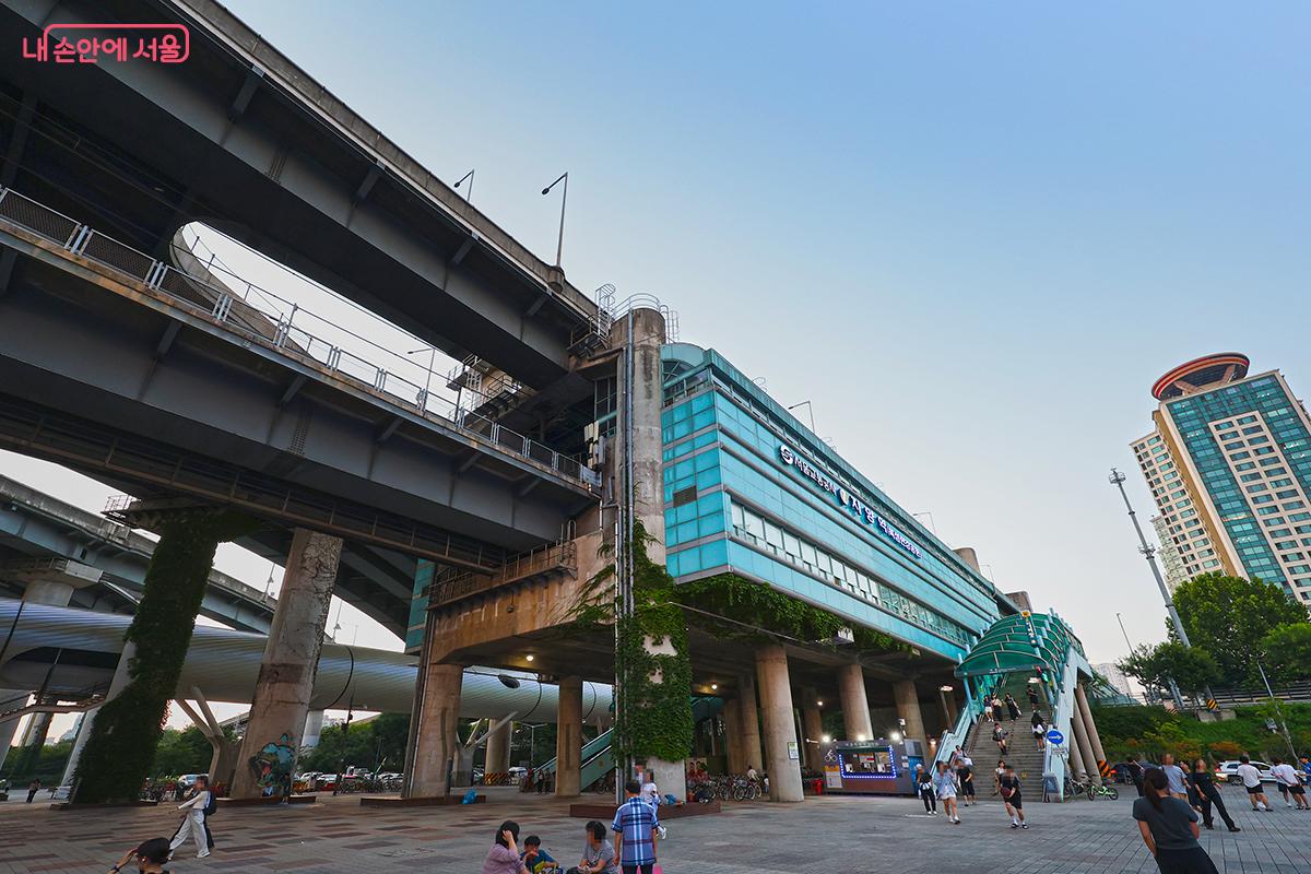 2호선 지하철 자양역 청담대교 아래에서 ‘2025 한강 다리밑 영화제’가 진행되었다. ©김주연