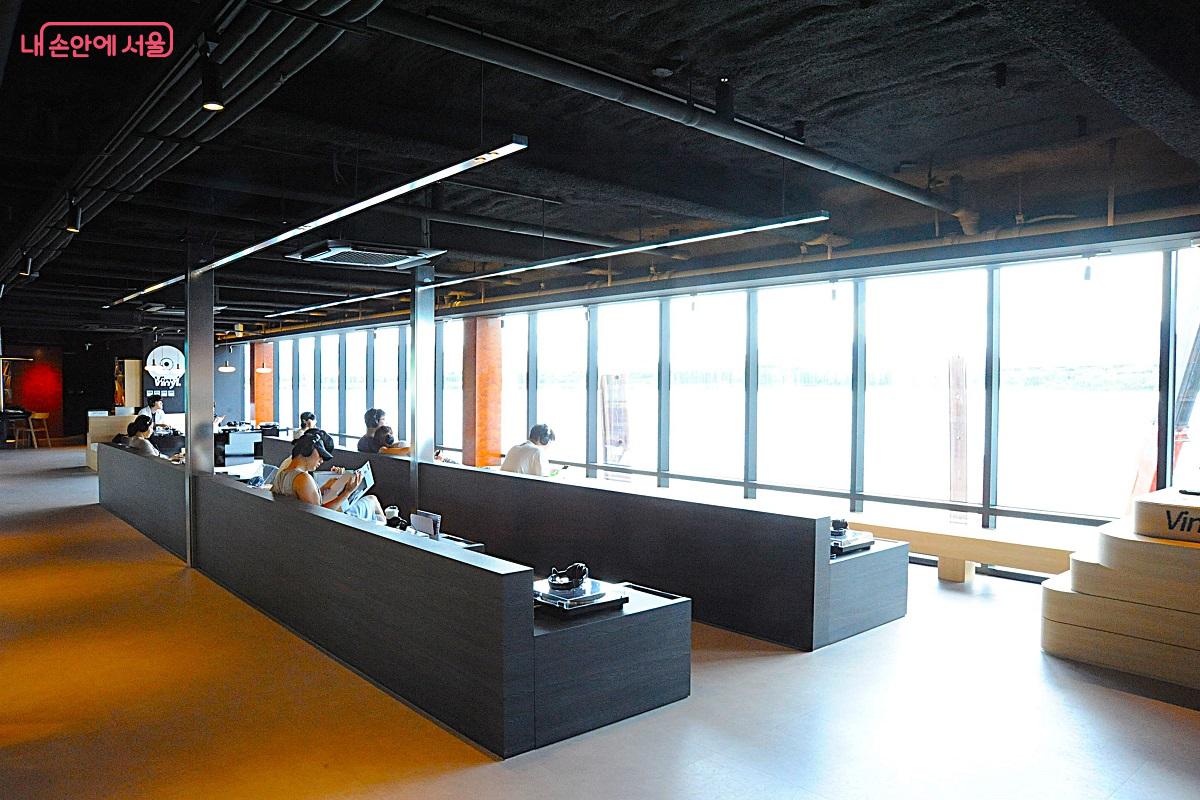 한강을 바라보며 음악 감상을 즐기는 시민들 ©조수봉