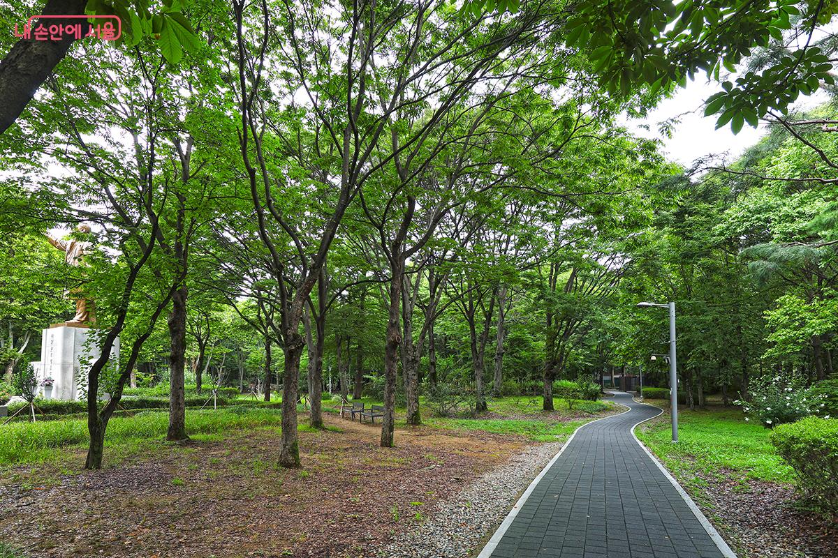 역사의 숨결을 느끼며 자연에서 여유로운 산책도 즐겨보는 것은 어떨까. &copy;김주연