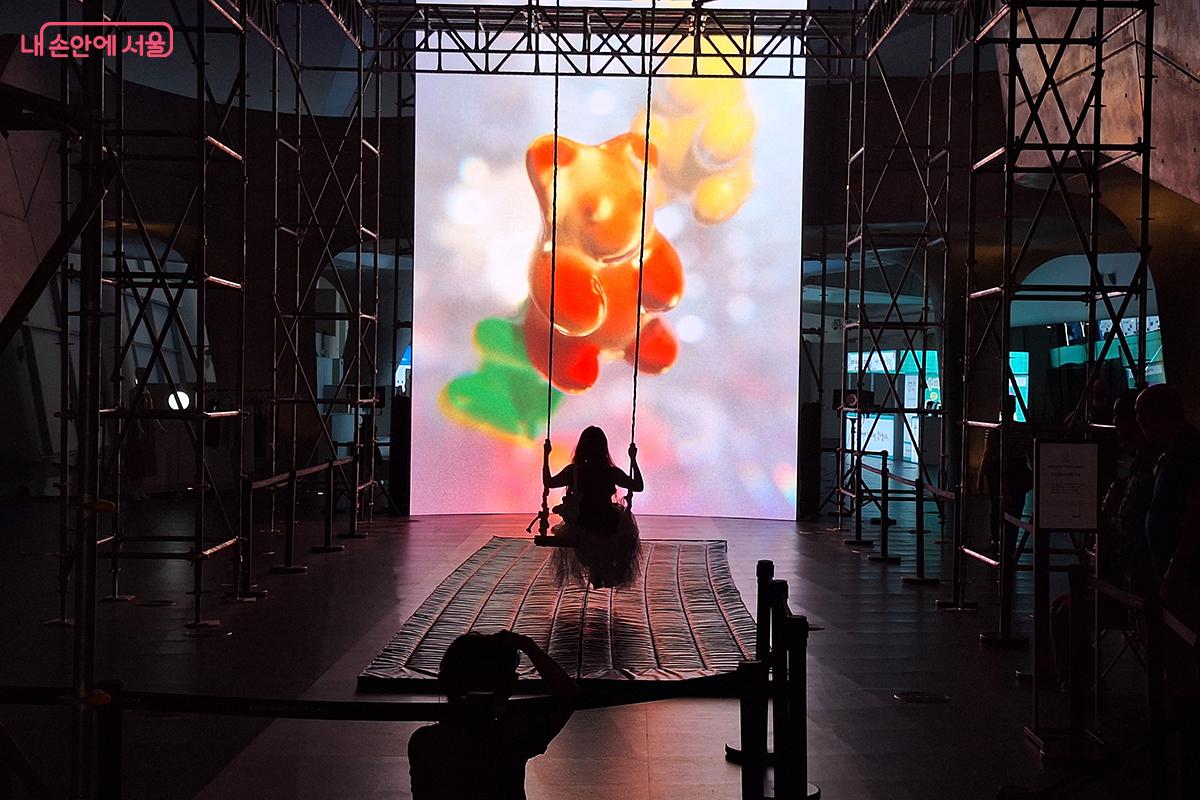 버스데이가 오혁과의 사운드 협업을 통해 미디어아트 ‘THE ORIGIN’을 선보인다. ©백승훈