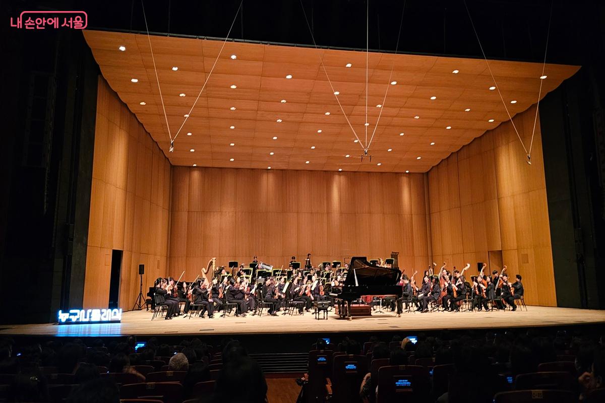  공연장 1층에서 바라본 무대 모습 &copy;권연주