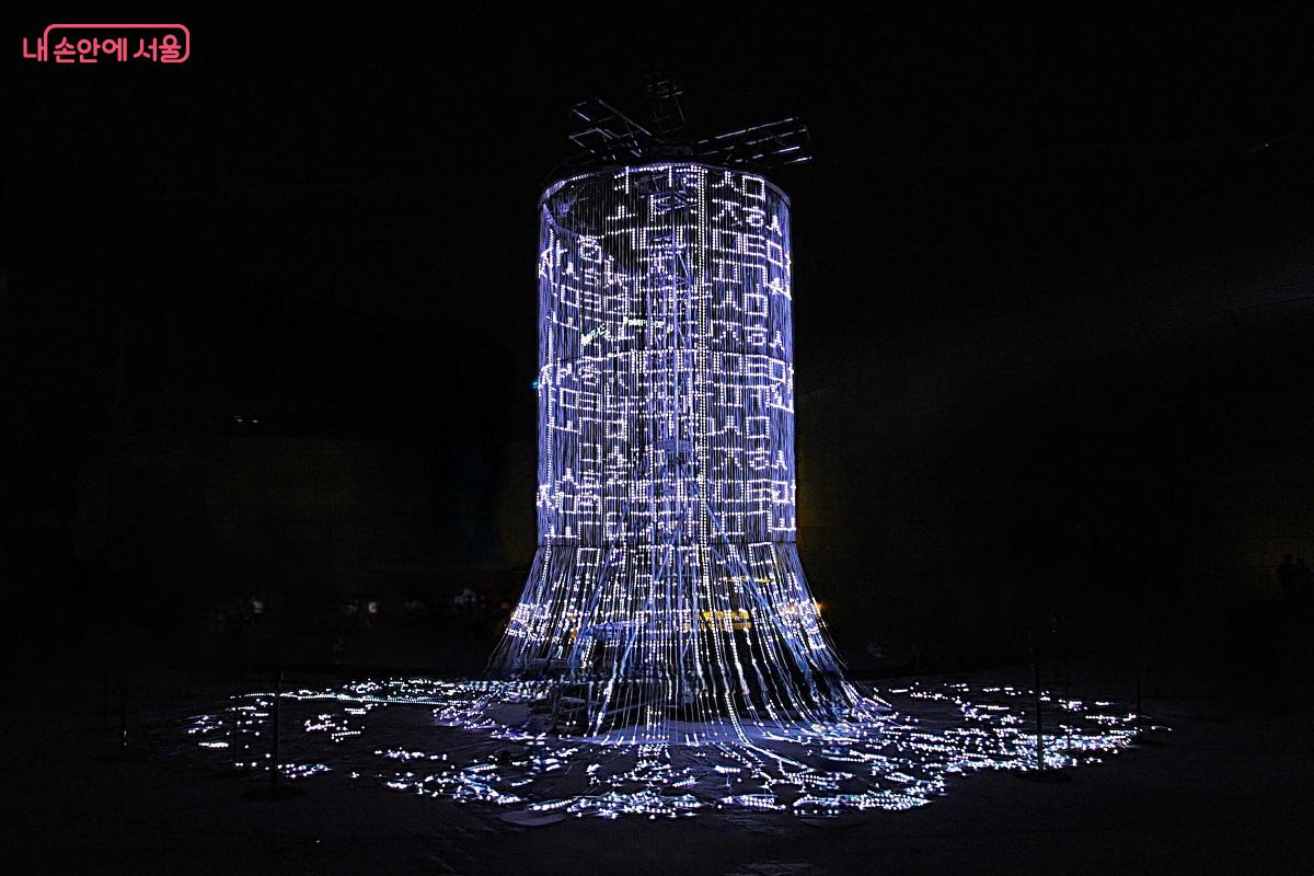 ‘Flux’는 고속 카메라와 LED 스트립을 활용해 관람객의 모습을 실시간으로 반영하는 최첨단 미디어아트 작품이다. ©조수봉