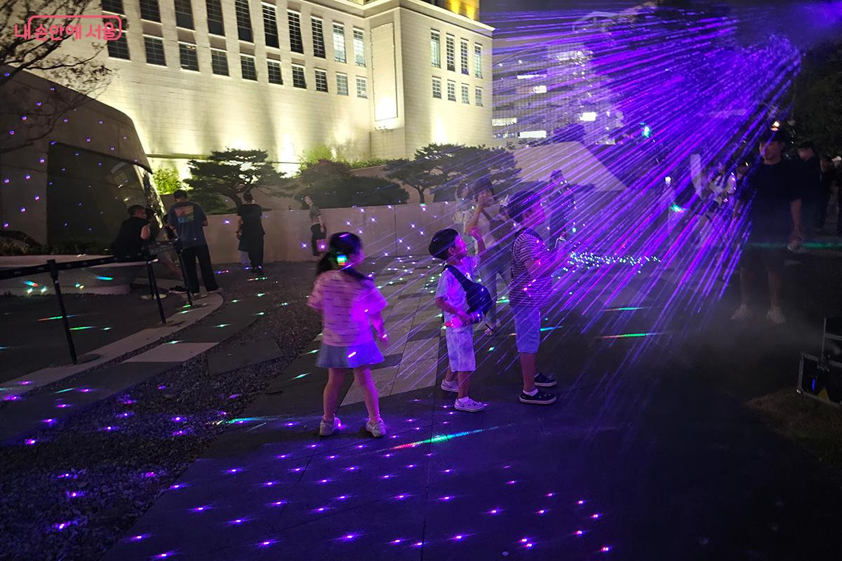 레이저와 빛, 안개가 만들어내는 동화 같은 공간 속에서 웃고 즐기는 아이들의 모습 ©이혜숙