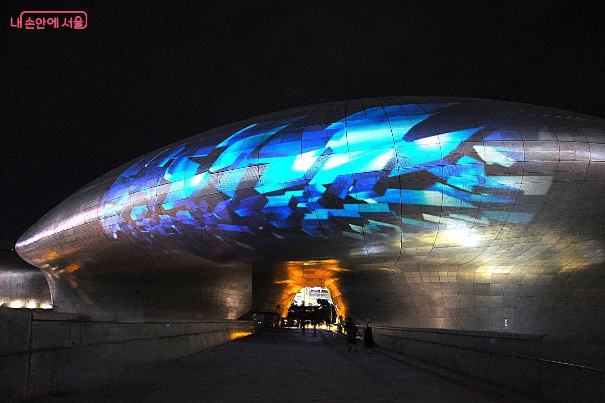 이 작품은 빛의 흐름과 감각의 물결을 시각화했다. ©조수봉