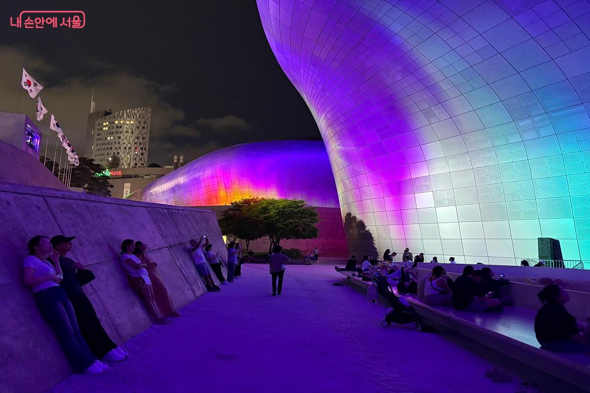 자리 잡은 위치에 따라 조금씩 다른 광경을 감상할 수 있다. &copy;김진호