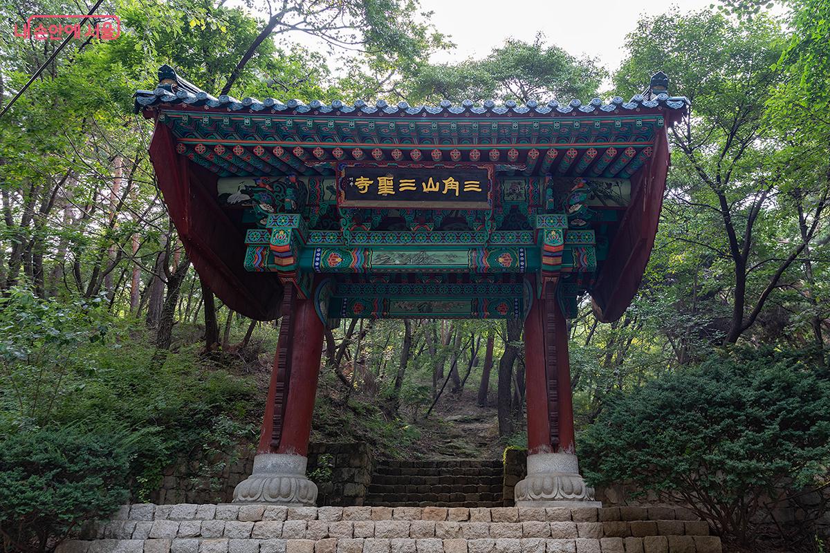 삼각산 삼막사 현판 아래, 시간의 흐름을 품은 고요한 전각 ©문청야