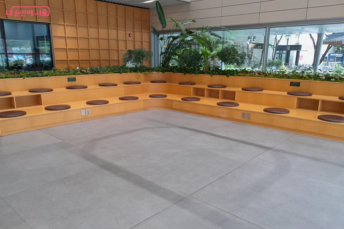 노원구청 무더위쉼터에는 쉴 곳이 많다. &copy;강성희