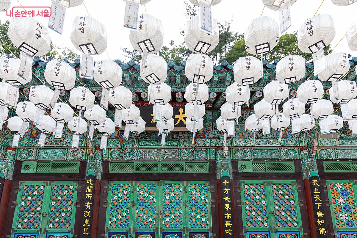 화려한 단청과 주련 아래, 고요히 흐르는 불심의 시간 ©문청야