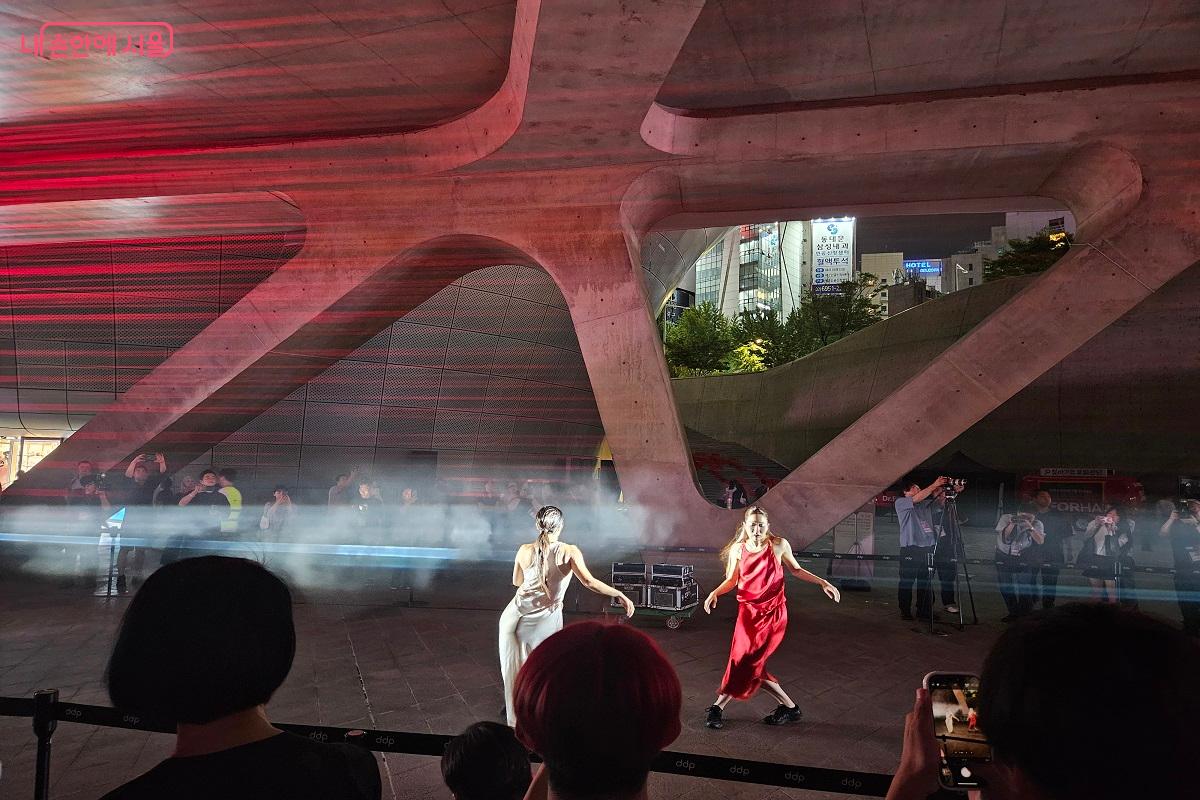 빛과 공간을 매개로 신체와 환경의 관계를 탐구한다. &copy;김진호