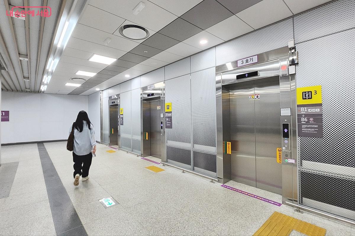 지상으로 오르는 길에 탈 수 있는 여러 대의 엘리베이터 ©박은영