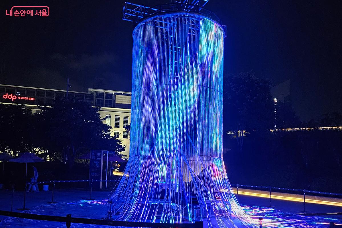 미디어 아티스트 크사베리 컴퓨터리의 작품 'Flux' &copy;김현진