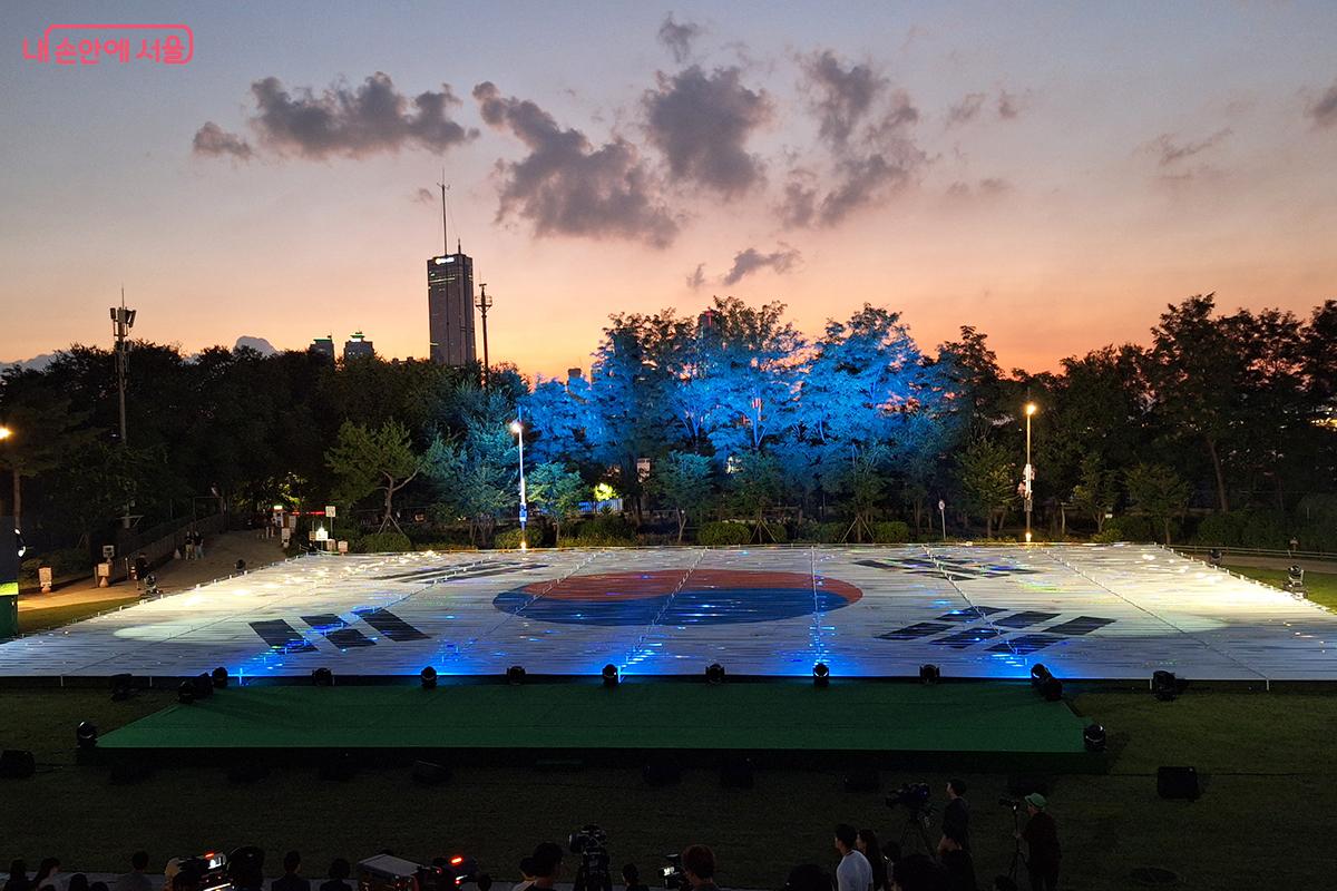 잔디마당에 설치된 &lsquo;광복의 바람&rsquo;은 가로 40m, 세로 27m의 초대형 태극기 작품이다. &copy;백승훈
