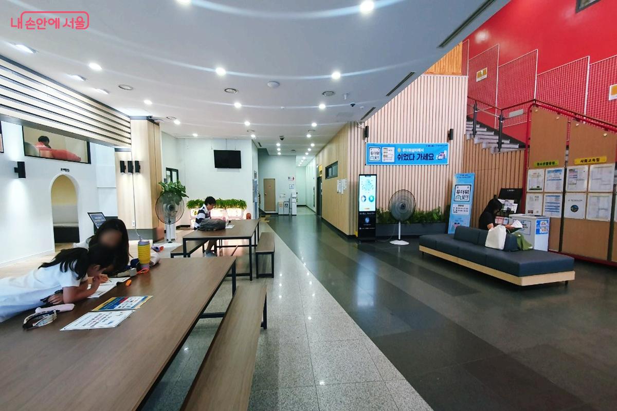 ‘서울시립서대문청소년센터’ 1층 로비를 활용해 만든 무더위쉼터 ©엄윤주