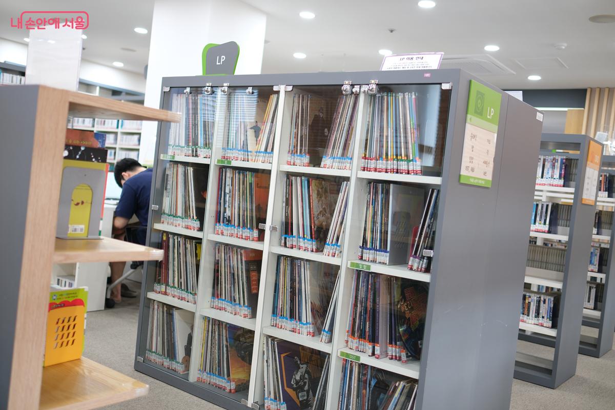 좀처럼 보기 힘든 LP를 구경하는 재미도 쏠쏠하다. ©박우영