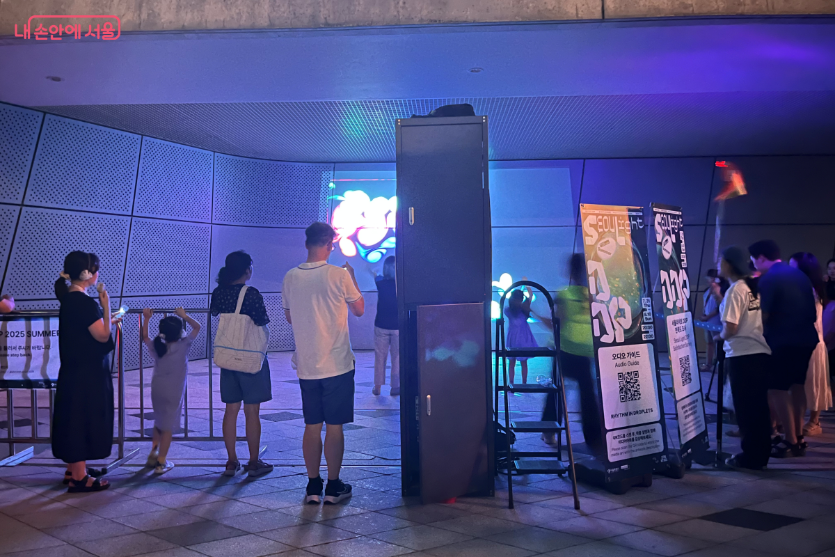 참여자가 작품이 되는 인터렉티브한 반응형 콘텐츠다. ©김연희