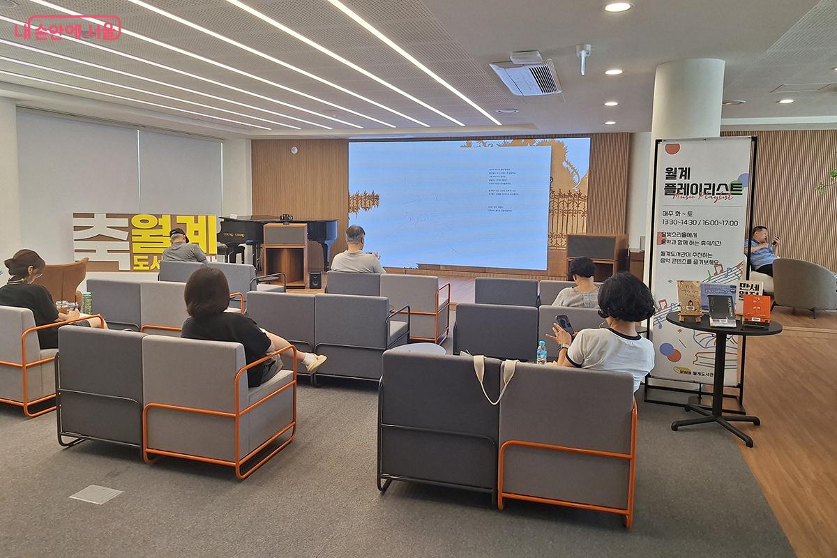 대형 디지털 스크린과 스피커가 설치되어 있는 4층 &lsquo;달빛소리홀&rsquo; &copy;정향선 