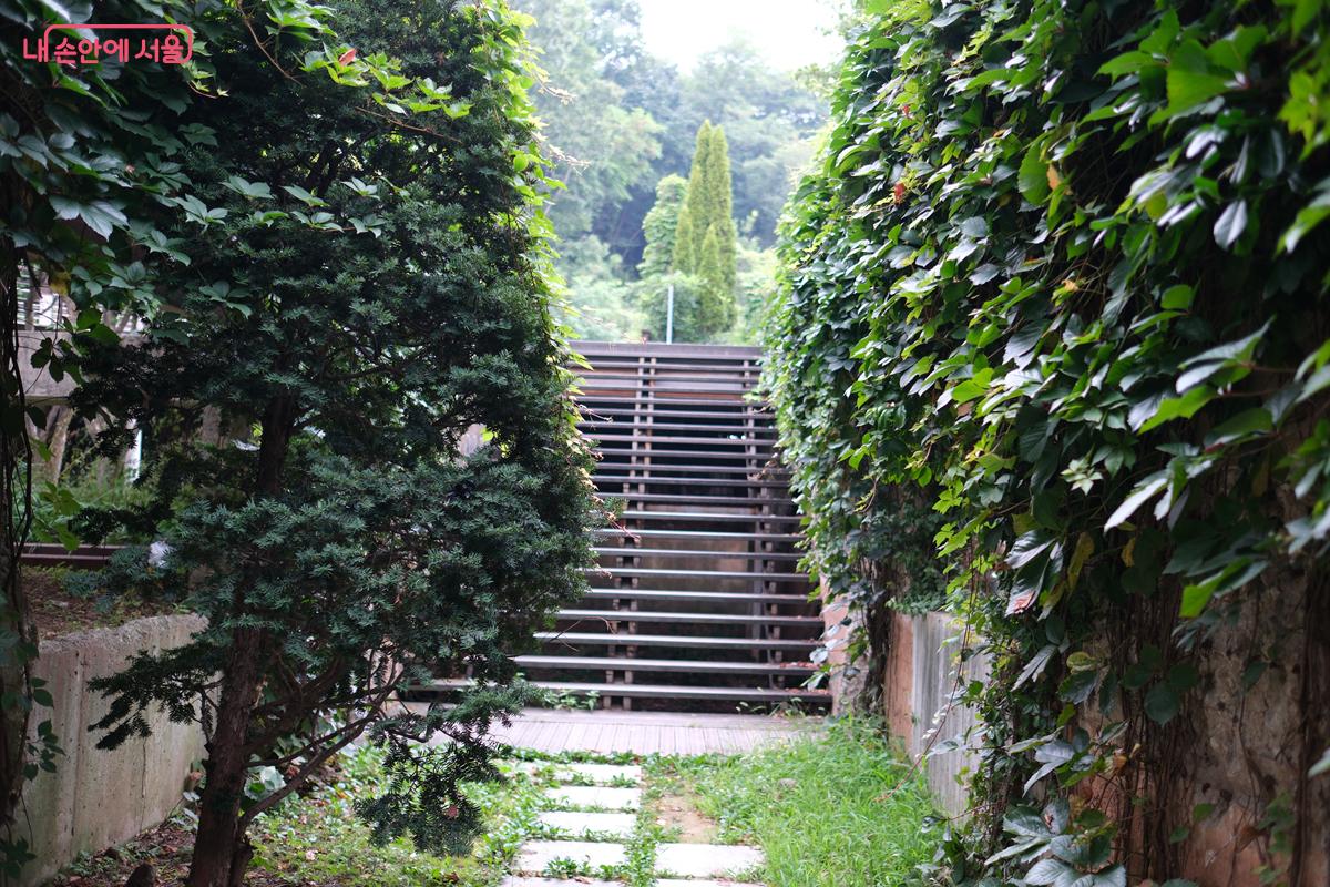 몬드리안 정원 아래 쪽에서 바라 본 계단 정경 ©박우영 