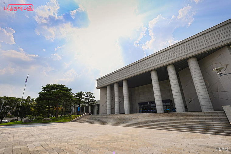 백범 김구의 독립운동 행적을 널리 알리고 기념하기 위해 조성된 백범김구기념관