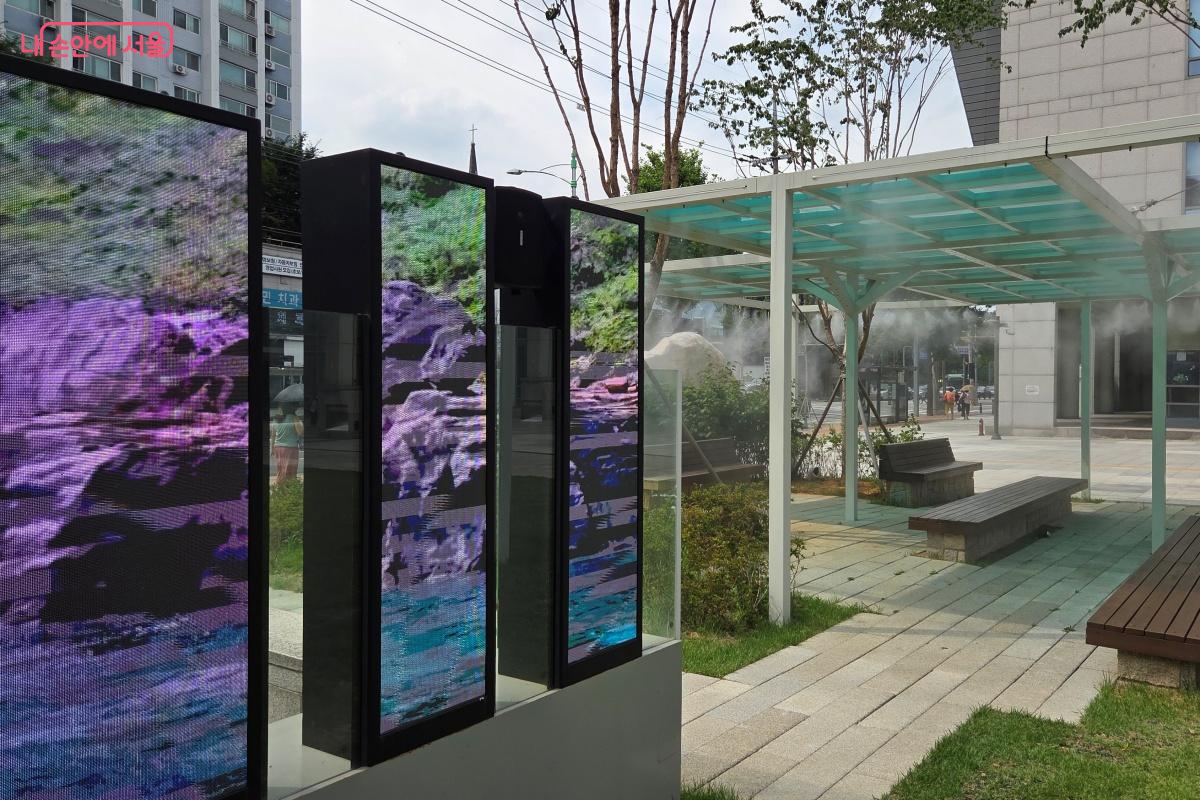 도봉구청사 앞 광장, 폭염저감시설인 쿨링포그 시스템에서 물이 분사된다. &copy;김미선