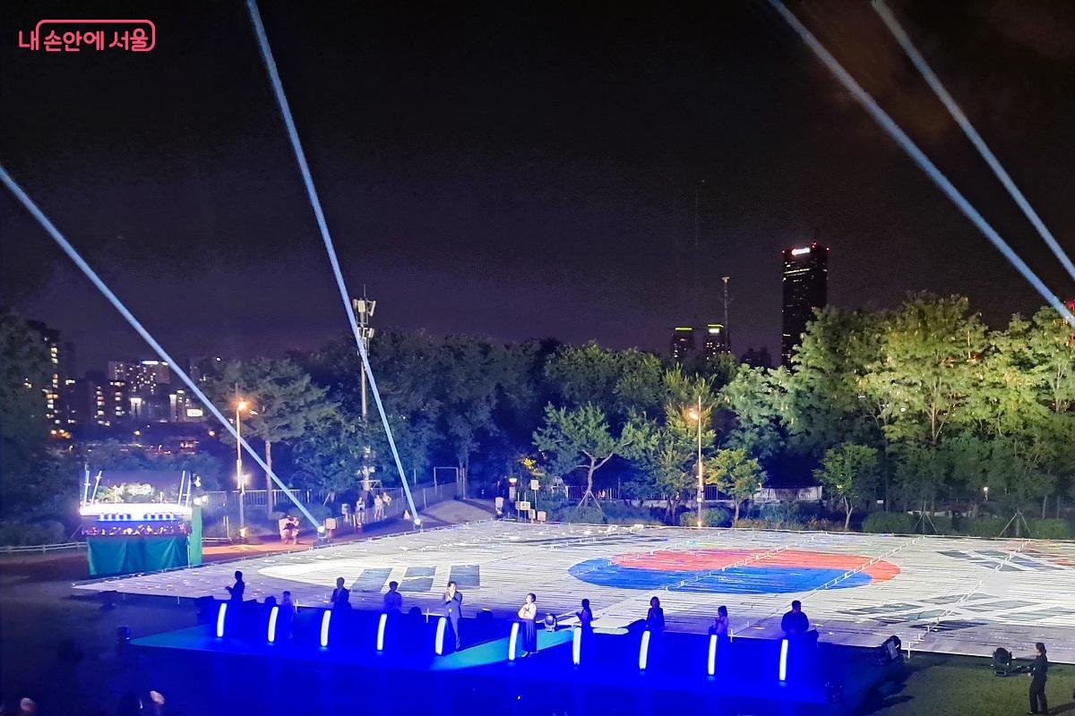 잔디마당 거대한 태극기는 환하게 '광복'의 불을 밝히고, 허공을 찌르는 광복의 불빛은 하늘 끝까지 솟구쳐 올랐다. ©이봉덕