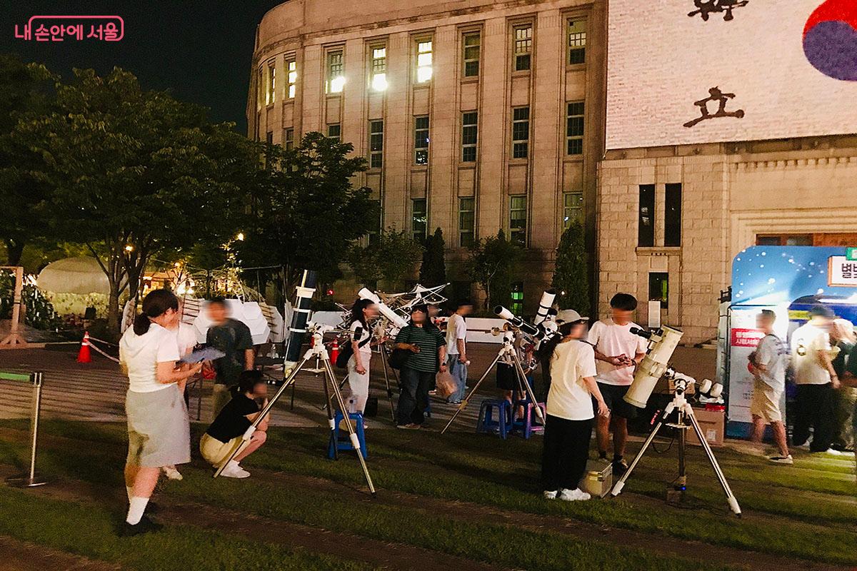 천체망원경으로 별을 관측하고 별에 대한 이야기를 듣는 시민들 ©이정민