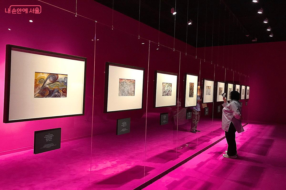 서울시립미술관 1층에서 '어제 온다면 내일은 최초가 되리라'는 제목의 종교와 영적교감에 관한 작품을 보고 있는 관람객 ©이정민