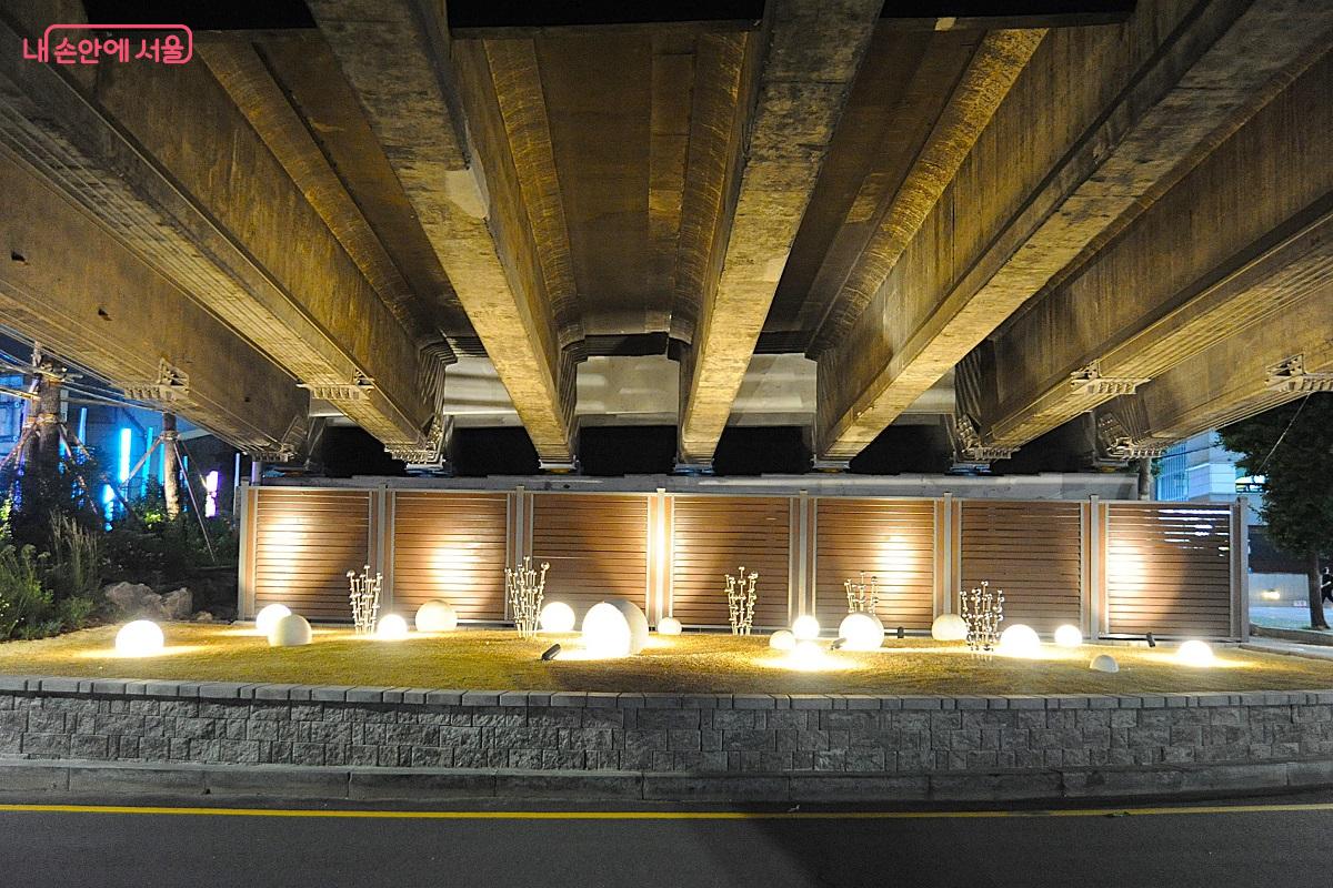 어두운 고가 하부에 경관 조명을 설치해 밝고 깨끗한 분위기를 보여준다. ⓒ조수봉
