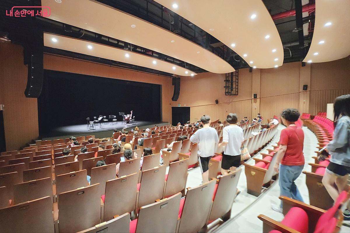 공연 시작 전 사람들이 하나둘 모이기 시작한 극장 내부 ©박은영