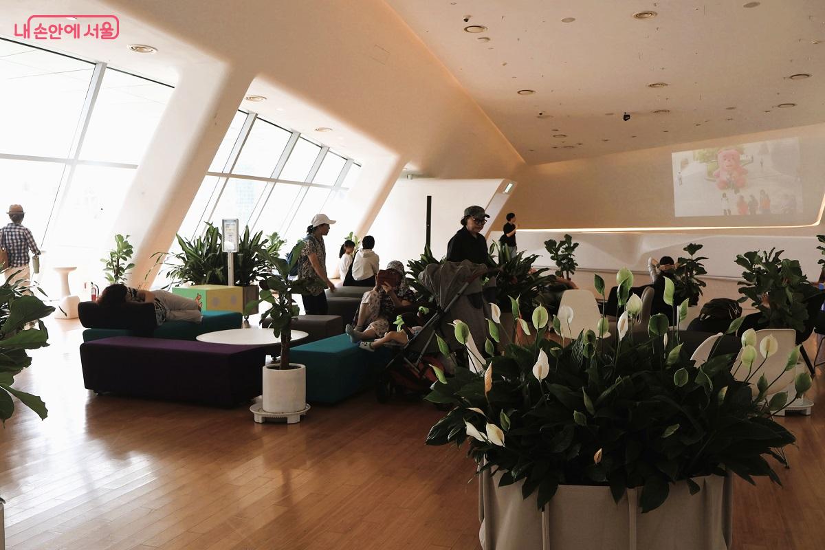 잔디언덕을 통창으로 바라보며 휴식을 취할 수 있는 잔디사랑방 ©이봉덕