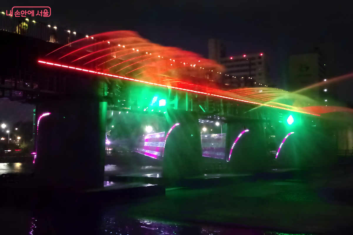 형형색깔의 레이저 불빛이 시선을 사로잡는다. ©김영주 