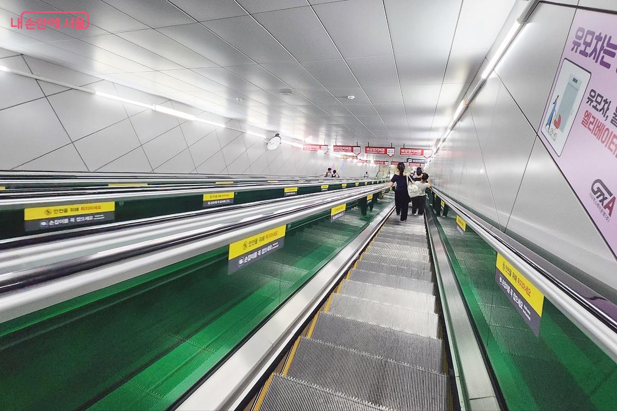 승강장이 지하 40~50m에 위치하고 있어 내려가는 길의 연속이다. ©박은영