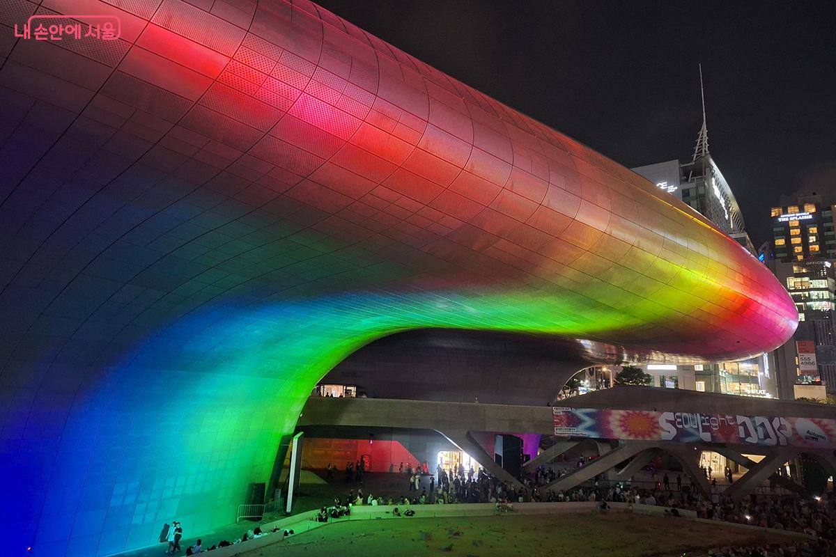 작가는 태양풍과 자기 폭풍으로 가득 한 우주 속에서 우리는 어디에 존재하는가 라는 질문을 던진다. ©정향선