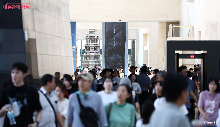 애니메이션 <케이팝 데몬 헌터스>의 영향으로 서울을 찾는 관광객이 늘고 있다.