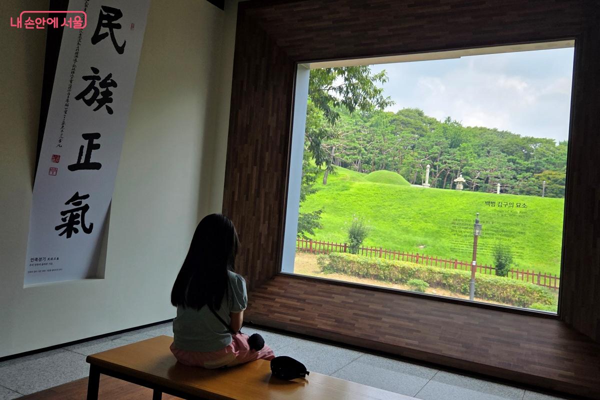 추모 공간에 앉아서 김구 선생 묘역을 바라볼 수 있다. ©김미선