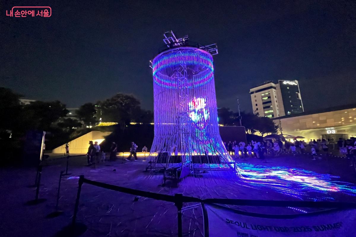 아티스트 크사베리 컴퓨터리의 설치 미디어 아트 작품 ©김연희  