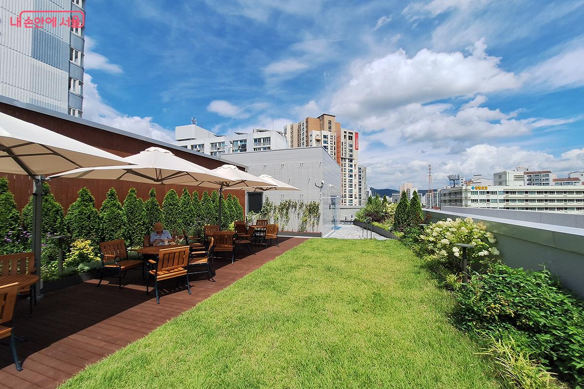 &lsquo;달빛정원&rsquo;에 앉아 있으면 바람이 책장을 대신 넘겨주는 듯 마음이 가벼워진다. &copy;정향선 