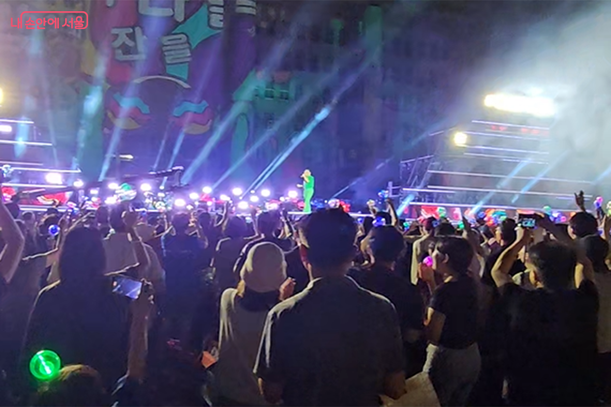 축제의 피날레를 장식하는 '싸이'의 강력한 퍼포먼스는 마치 콘서트장에 온 것처럼 세대를 초월해 관객들을 하나로 묶었다. ©정향선